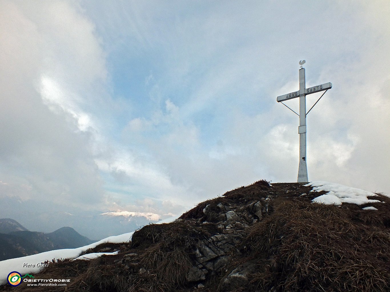 28 Croce di vetta (1438 m.), alta 5,50 m., posata nel 1951 .JPG